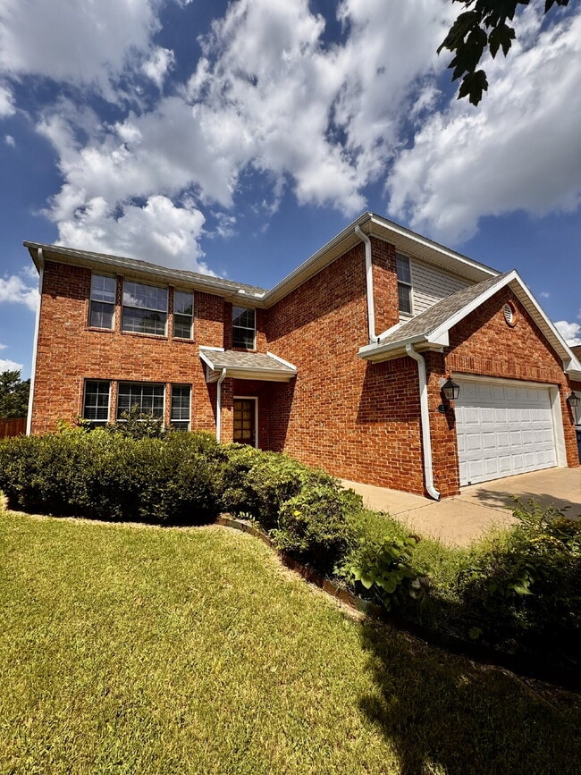 Building Photo - 15 Bluestem Ln
