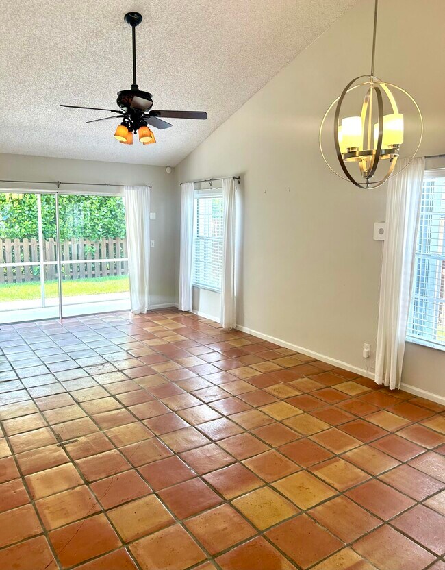 Foto del edificio - 935 Honeytree Ln