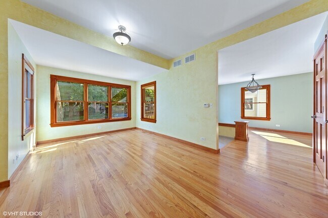 Building Photo - 120 S Vine St