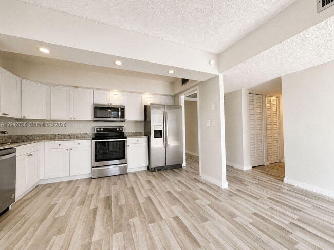 Building Photo - 20200 W Country Club Dr