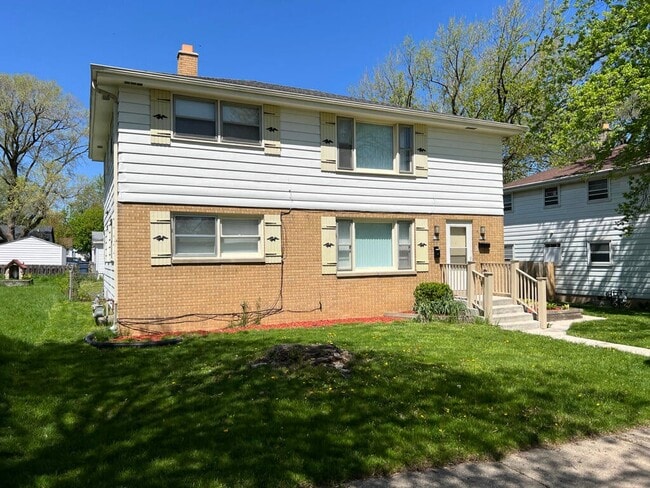 Building Photo - 8228 W Grantosa Dr
