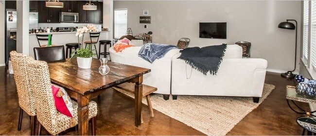 Building Photo - * MOVE IN SUMMER 6/16/2027 * 6 Bed 4 Bath ...