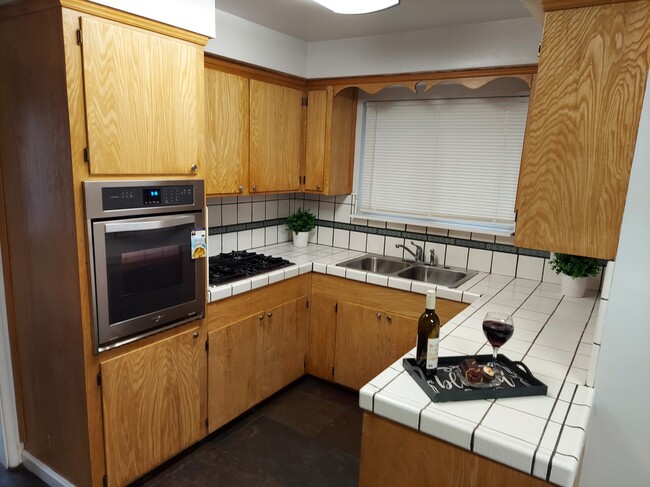 Building Photo - 1517 Lakewood Dr