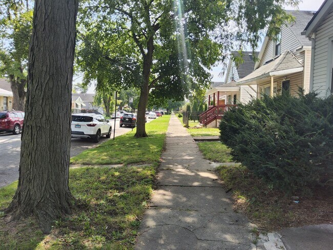 Building Photo - Welcome Home to this recently refreshed 5 ...
