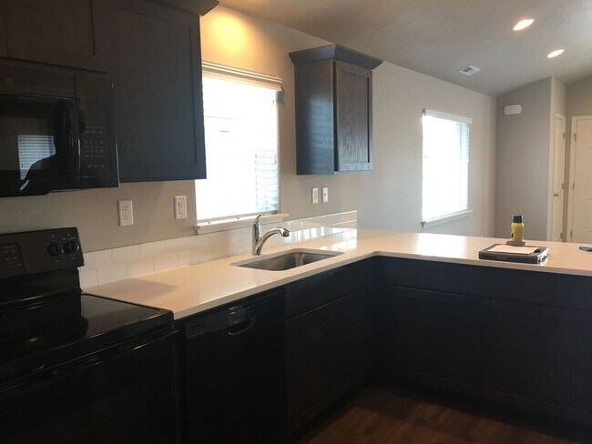 Foto del edificio - Cozy 2BR Home with Covered Patio & Animal-Friendly Yard – Utilities Included!