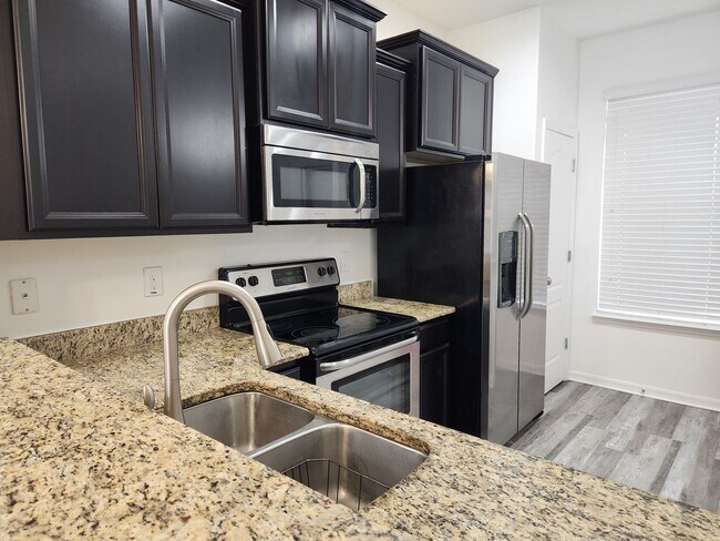 Foto del edificio - Spacious 3/3 Townhome With Lake View