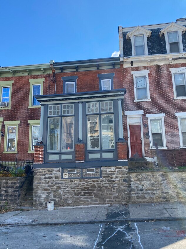 Primary Photo - 74 E Church Ln