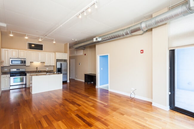 Building Photo - 740 W Fulton St