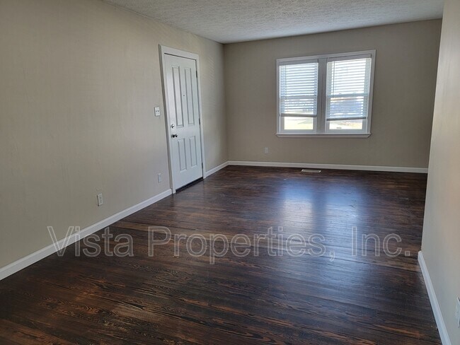 Foto del edificio - 1100 W Whitney Ave