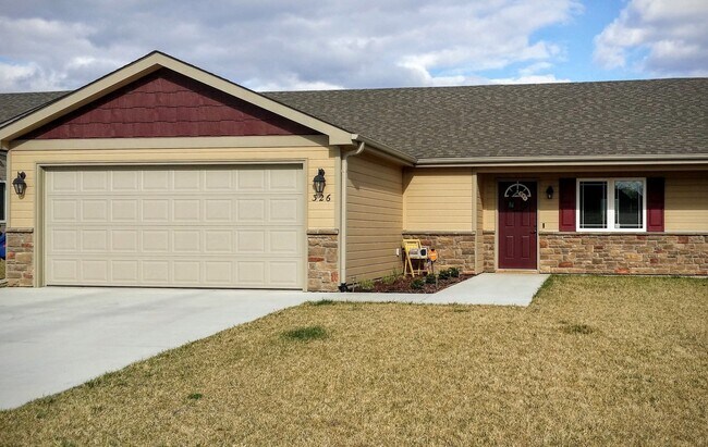 Building Photo - Beautiful duplex located close to Fort Riley!
