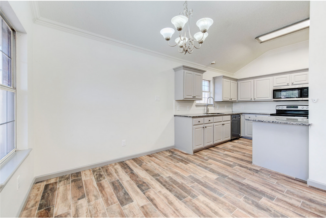 Building Photo - Stunning 3 bedroom 2 bathroom home in Sout...