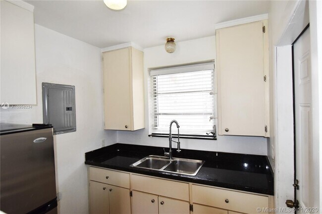 Foto del edificio - 1341 SW 21st Terrace