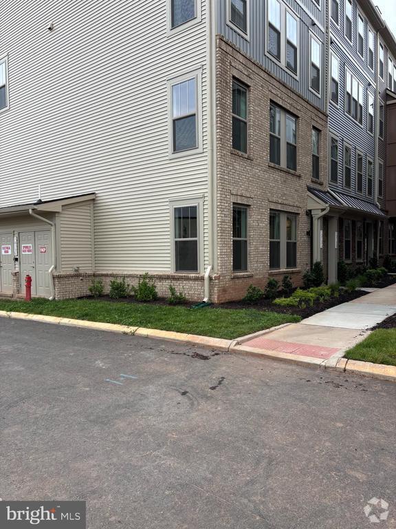 Building Photo - 1013B Mays Ln