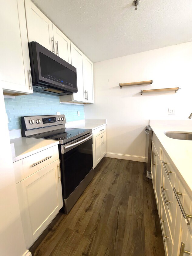 Foto principal - 108 Quincy Shore Dr