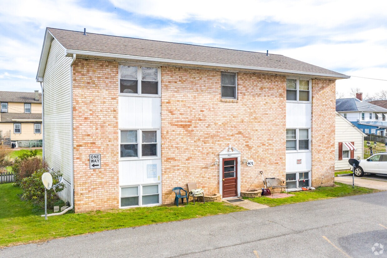 Primary Photo - 401-403 Strawberry Ln