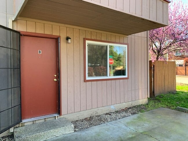 Building Photo - 3 Bedroom, 2 full Bath suite with!!