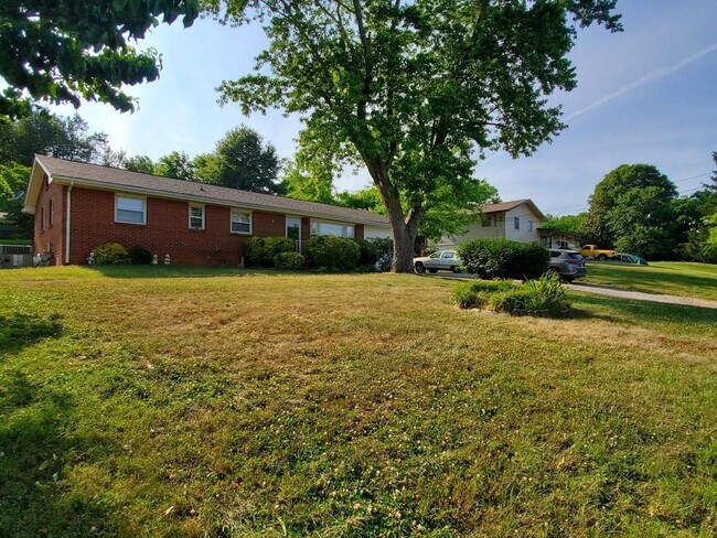 Foto del edificio - 3909 Deerfield Rd