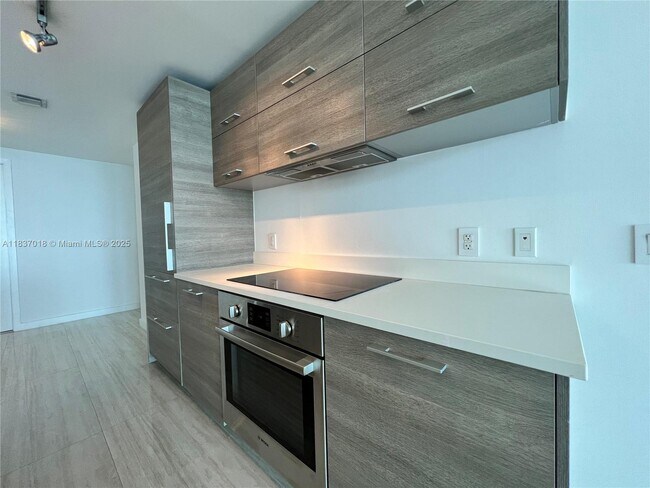 Foto del edificio - 650 NE 32nd St