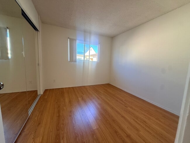 Building Photo - Western Serrano Ave Apartments