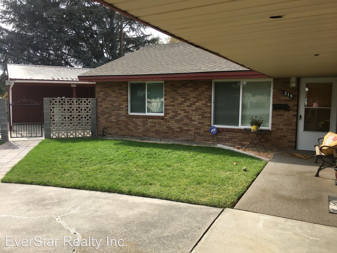 Primary Photo - 221-221 N Underwood St