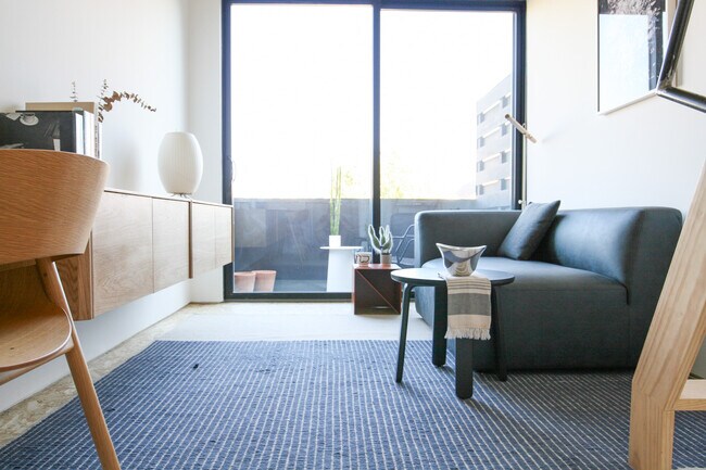 Foto del edificio - 2129 N Kimball Ave