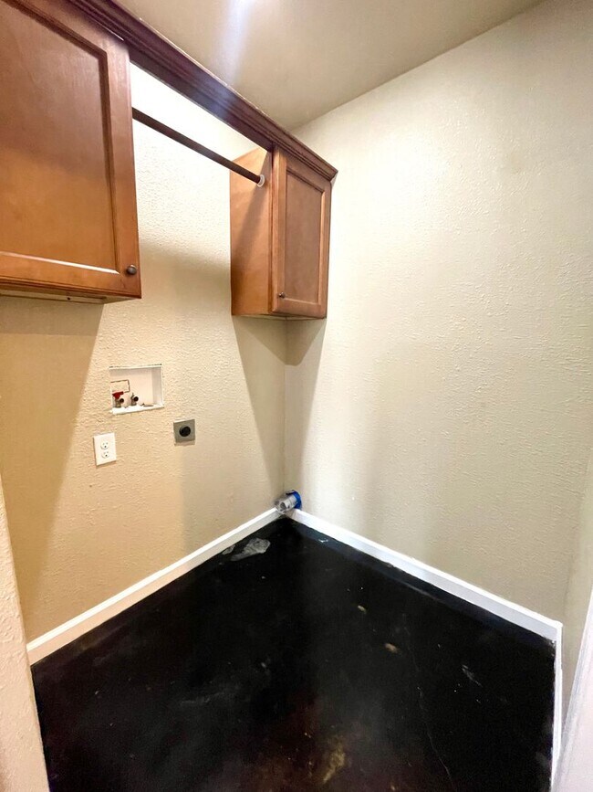 Building Photo - 2 Bed / 1 Bath Apartment Available Now!