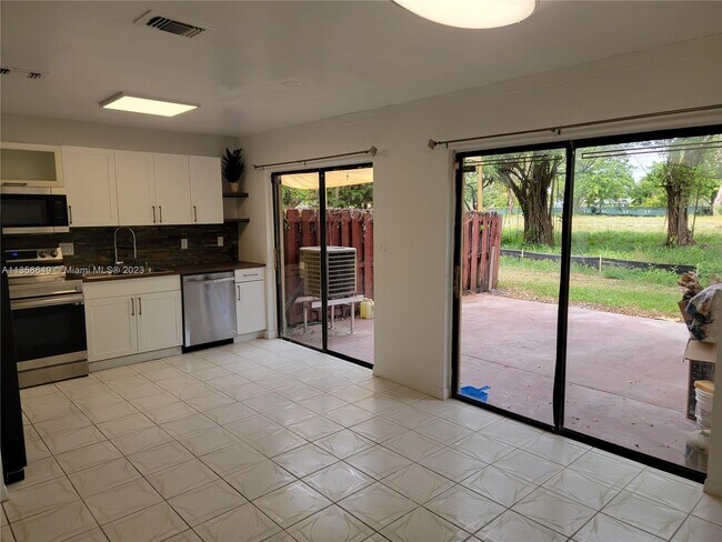 Foto del edificio - 1155 NE 210th Terrace