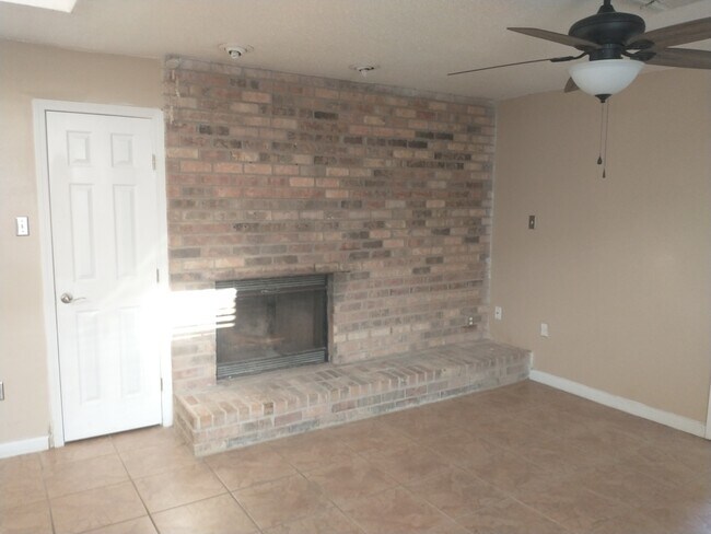 Building Photo - 6661 Harbourview Dr