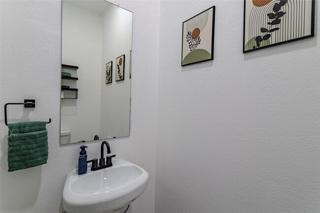 Foto del edificio - 5901 Crest Ct