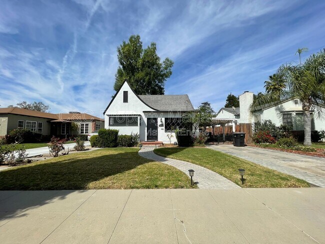 Building Photo - 4621 Sunnyside Dr