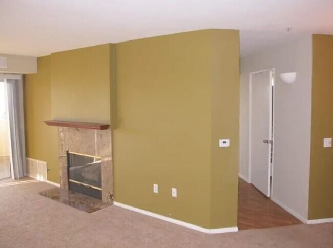 Building Photo - 3 Bedroom, 2 Bathroom Ground-Level Condo f...