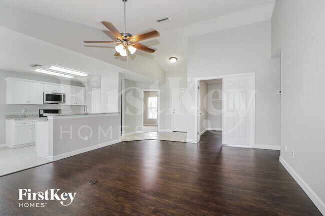 Foto del edificio - 12025 Larson Ln