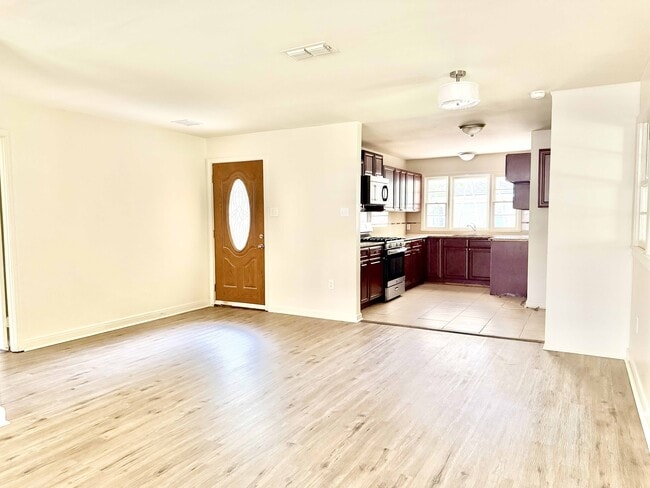 Building Photo - 343 S Fairfax Dr