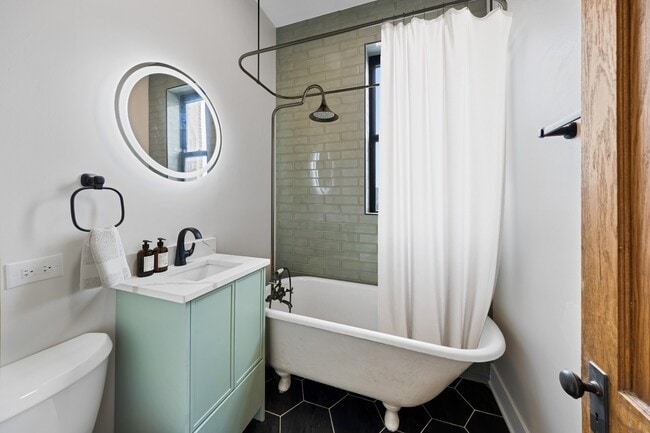 Foto del edificio - Renovated 2 bed in Logan Square - Now Leasing!