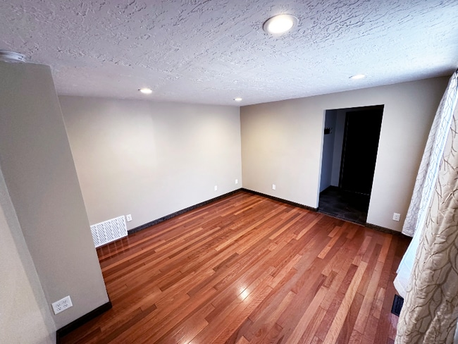 Building Photo - 528 29th St