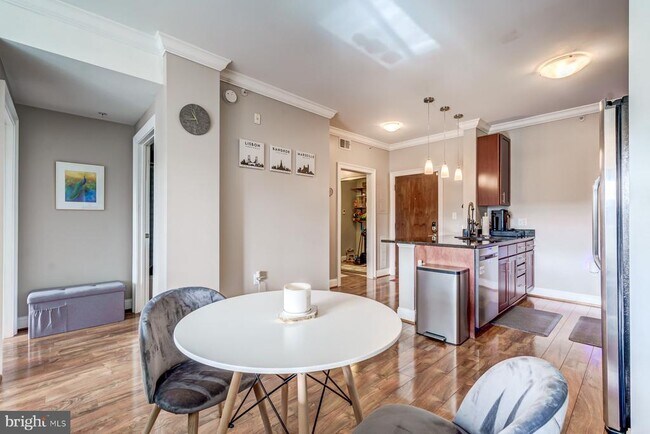Foto del edificio - 6301 Edsall Rd