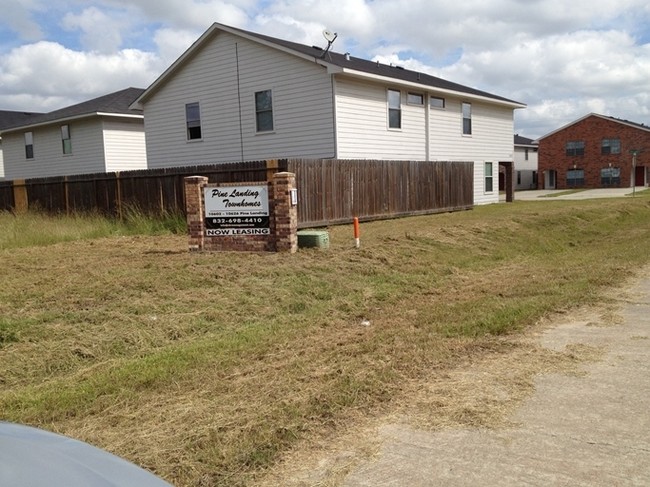 Foto del edificio - Pine Landing Townhomes