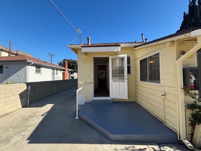 Building Photo - 2nd St., 829-831