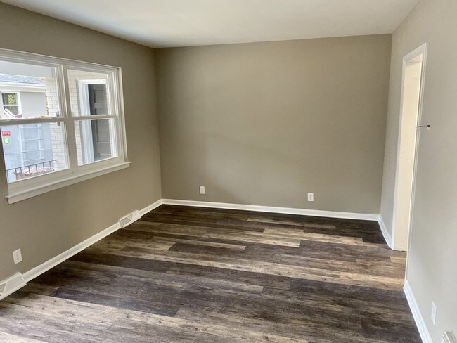 Building Photo - Cute Renovated Duplex Near Duke Regional!