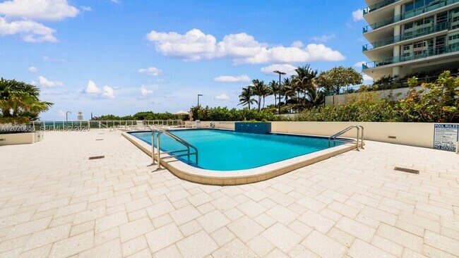 Foto del edificio - 6917 Collins Ave