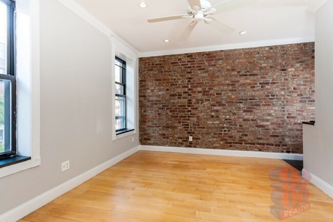 Building Photo - 340 E 18th St
