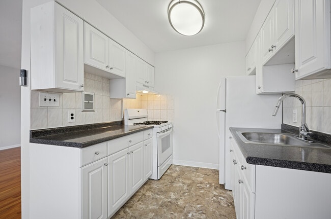 Kitchen - Longwood Manor