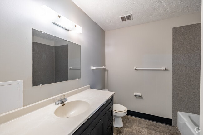 2BD, 1BA - 1,075SF - Bathroom - Oakstone Apartments