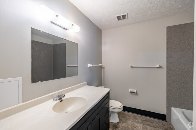 2BD, 1BA - 1,075SF - Bathroom - Williamsburg Apartments