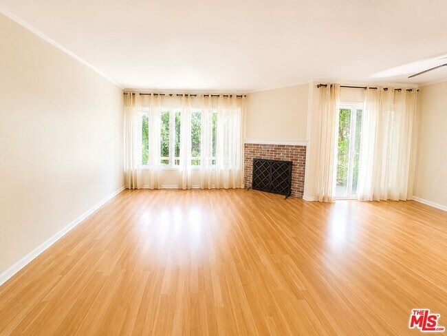 Foto del edificio - 5870 Green Valley Cir