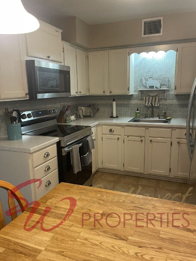Foto del edificio - Fabulous 3 bedroom in excellent neighborhood, close to campus!
