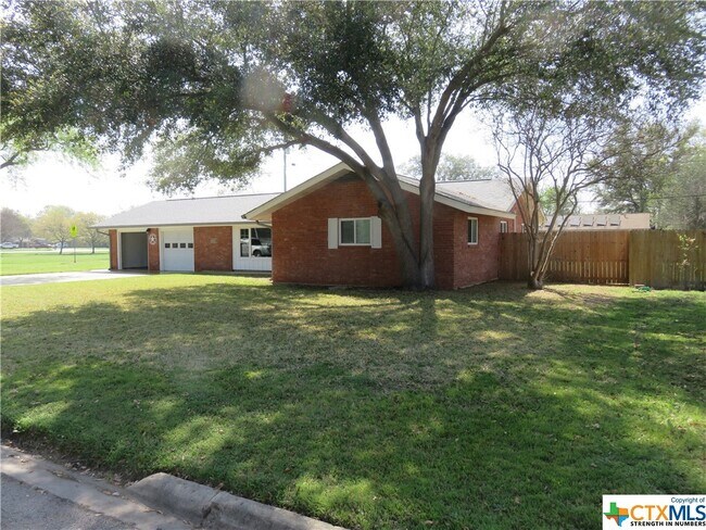 Foto del edificio - 1339 Mockingbird Ln