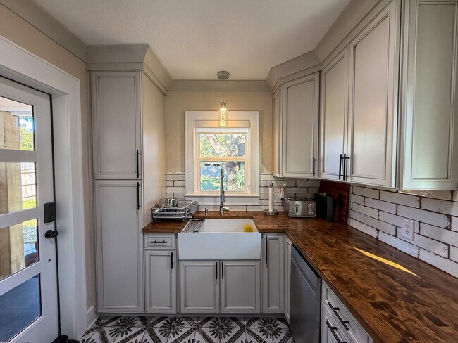 Foto del edificio - Beautifully Updated Cottage Near Downtown Pensacola with Massive Backyard + LAWN CARE INCLUDED!