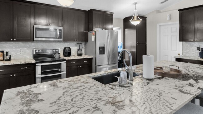 Building Photo - 631 Doe Cove Pl