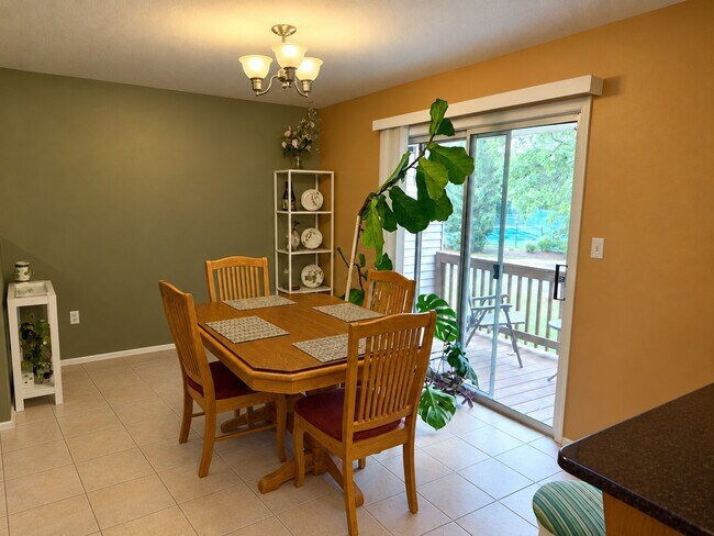 Comedor - 181 Driscoll Ct
